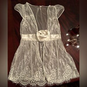 Victoria’s Secret negligee, size medium - perfect condition. Ties in the front